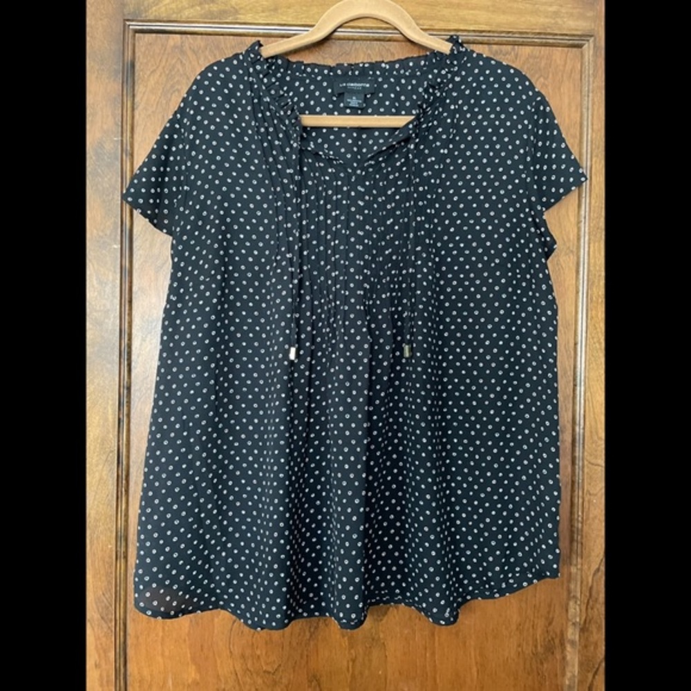 Liz Claiborne blouse. Short sleeved. Size XL.‎ Like new